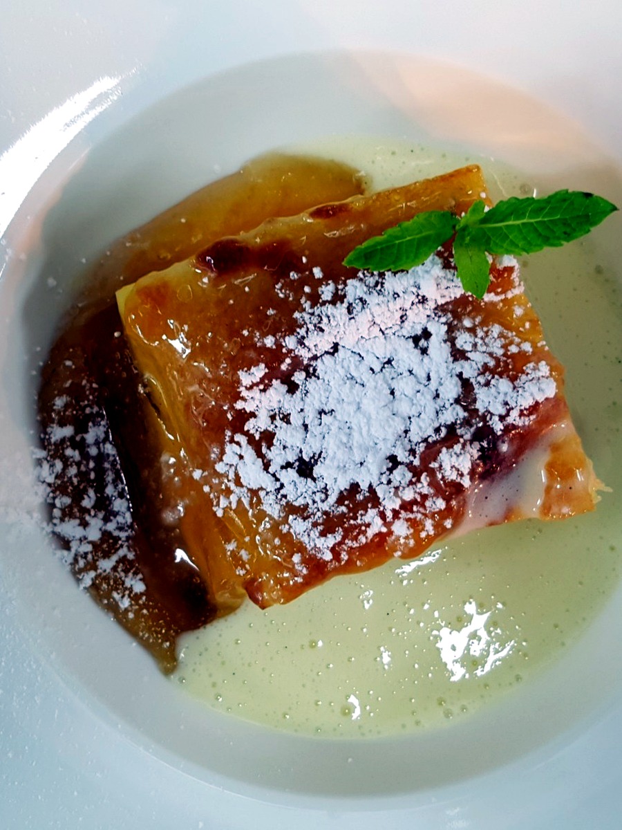 Warm treacle sponge in vanilla sauce